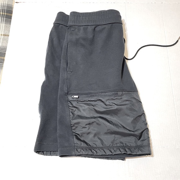 Under Armour Fitted/Coupe Adjustee/ Cenido. Size large, fleece style. - Picture 2 of 6